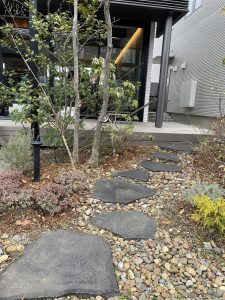 大阪府箕面市の外構会社「リーフ」設計スタッフの日常です。 この日は住宅展示場へ行きました。黒系の天然石がかっこいいです。