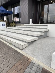 大阪府箕面市の外構会社「リーフ」設計スタッフの日常です。 この日は住宅展示場へ行きました。人気の蹴込階段は沢山使われていました。