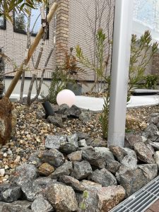 大阪府箕面市の外構会社「リーフ」設計スタッフの日常です。 この日は住宅展示場へ行きました。人気のグリ石も沢山使われています。