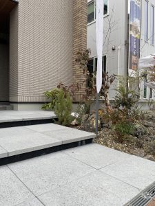 大阪府箕面市の外構会社「リーフ」設計スタッフの日常です。 この日は住宅展示場へ行きました。人気の蹴込階段は沢山使われていました。