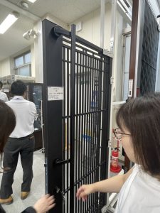 大阪府箕面市にある外構業者「リーフ」のスタッフブログです。リーフでは、北摂地域（箕面市・豊中市・吹田市・茨木市・池田市）を中心に外構・エクステリア・お庭の設計～管理～施工を行っています。今回は大阪府門真市にあるエクステリアメーカー「三協アルミ様」へ勉強会に行きました。ショールームではおしゃれな高級門扉も展示されています。