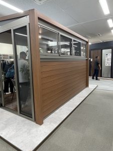 大阪府箕面市にある外構業者「リーフ」のスタッフブログです。リーフでは、北摂地域（箕面市・豊中市・吹田市・茨木市・池田市）を中心に外構・エクステリア・お庭の設計～管理～施工を行っています。今回は大阪府門真市にあるエクステリアメーカー「三協アルミ様」へ勉強会に行きました。ショールームではガーデンルームも展示されています。